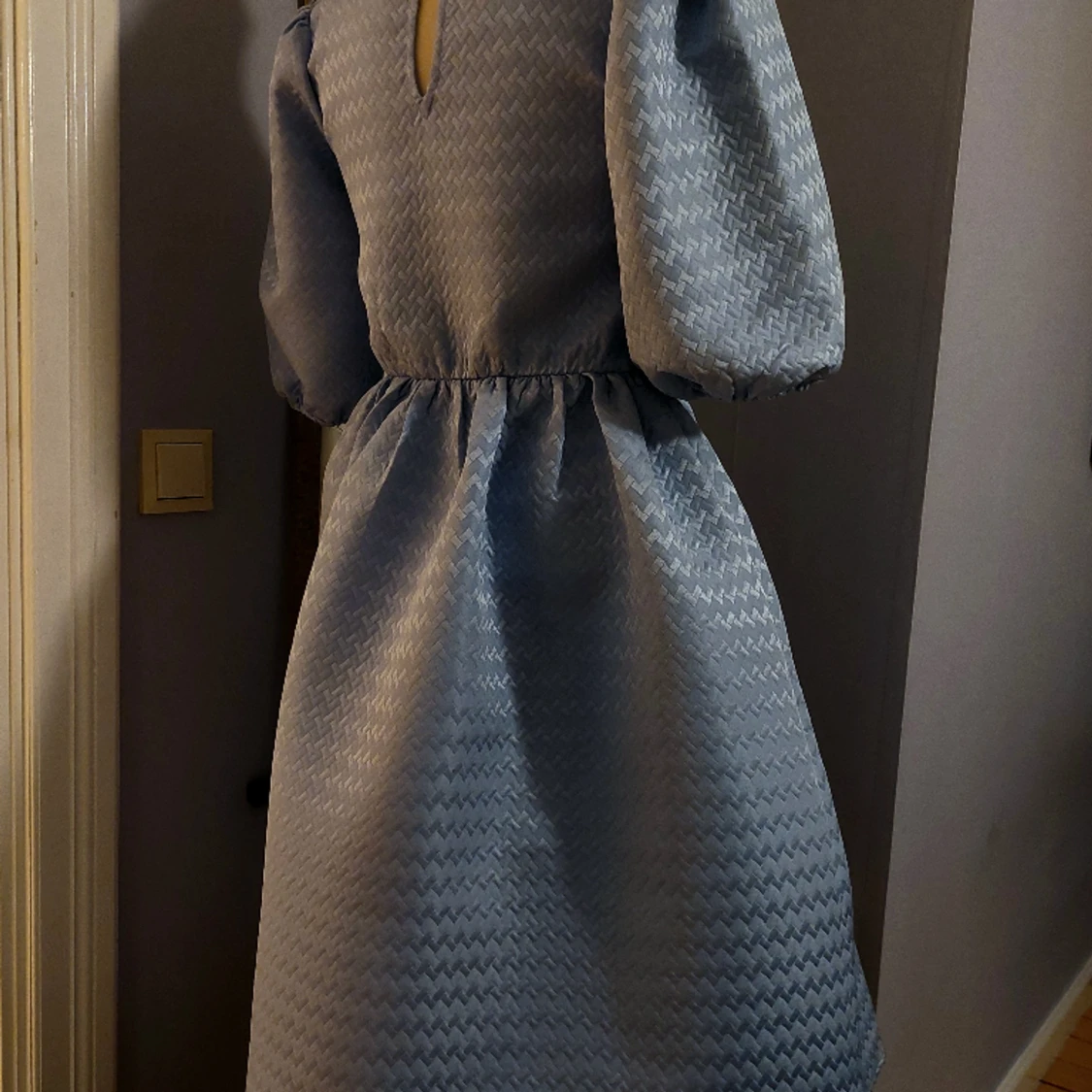 Ny klänning med tagg - 90