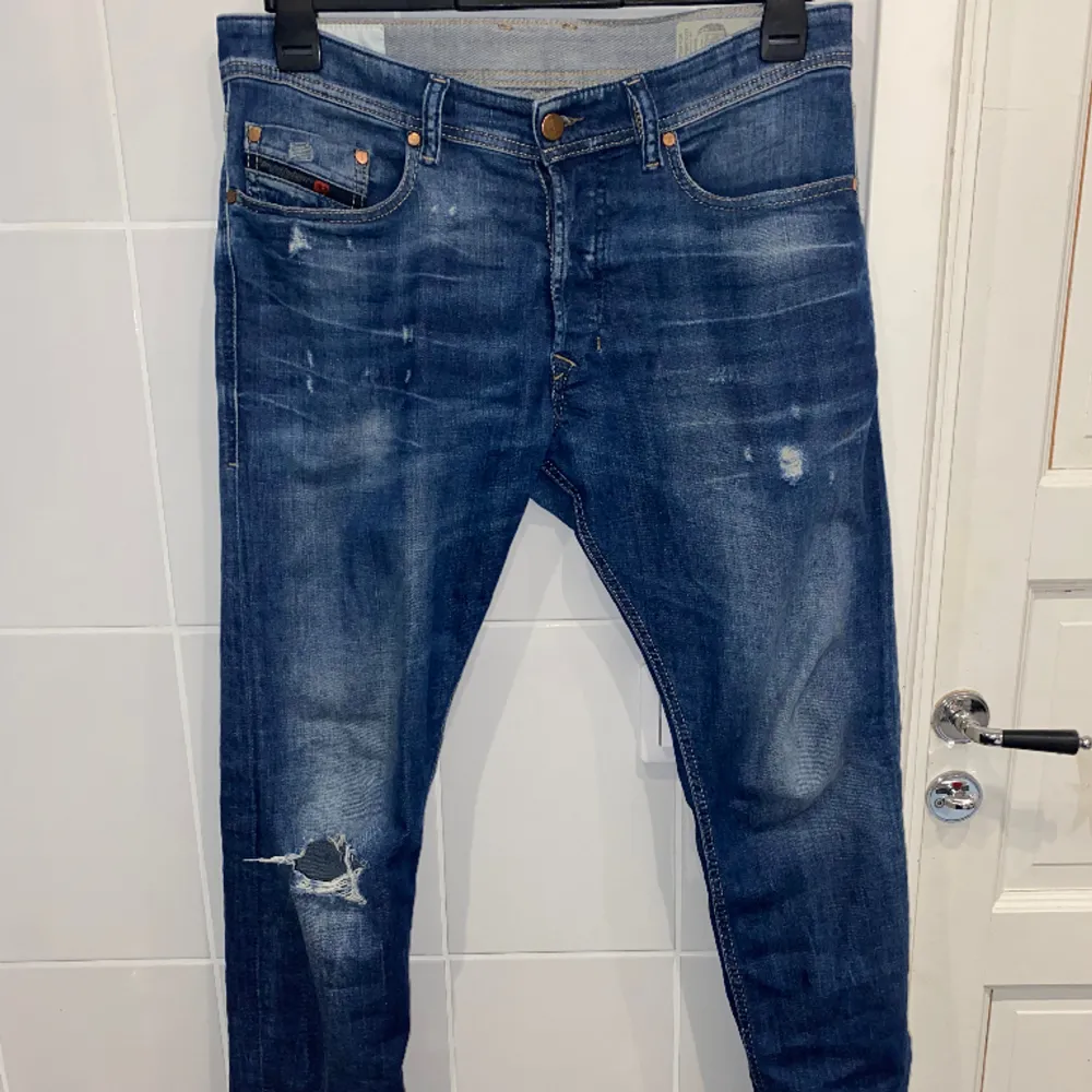 Ripped slim fit jeans, från Diesel. Köpt för 600. 9/10 skick. Jeans & Byxor.