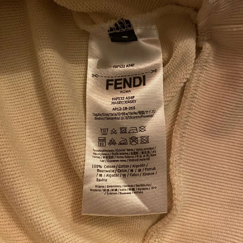Säljer nu denna snygga Fendi tröjan, den är helt ny och oanvänd, 10/10 skick, har dock inte kvitto på den för att fick den i födelsedagspresent av min vän. Jätte snygg enligt mig men säljer pga de är ej min stil. Sänker pris vid snabbaffär!!!!!!!!. Tröjor & Koftor.