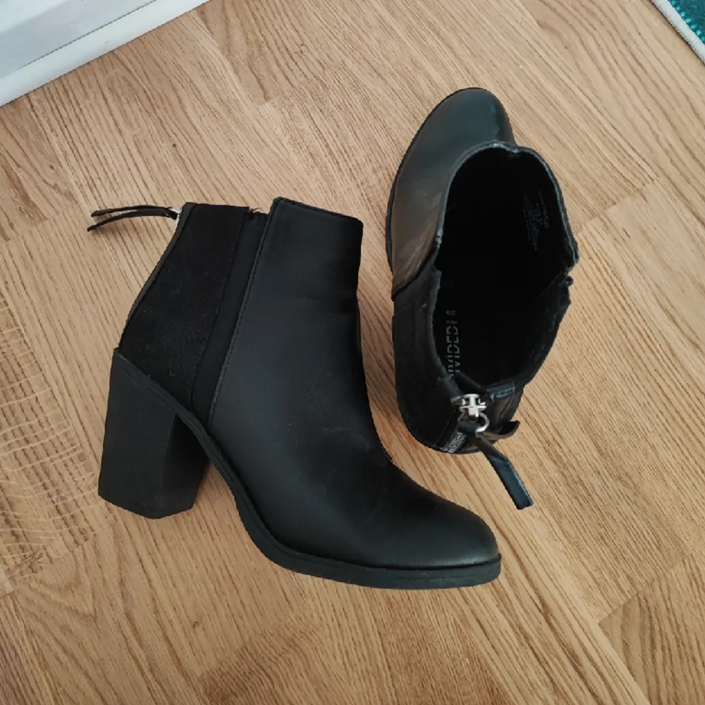 Svarta boots från H&M, bekväm klackhöjd, stl 39, använda vid ett fåtal tillfällen . Skor.