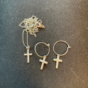 Kors smycke set - Kors örhängen och halsband❤️ rätt så använd men inte många defekter, steriliserar innan jag postar🤗frakt 18kr kontakta mig om ni har några frågor<3