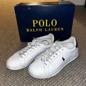 Fina polo ralph lauren skor köpta i somras men använda bara några gånger. De är vita med mörkblåa detaljer.