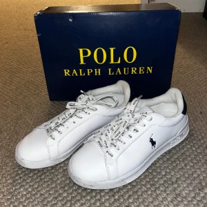 Polo Ralph Lauren Skor - Fina polo ralph lauren skor köpta i somras men använda bara några gånger. De är vita med mörkblåa detaljer.