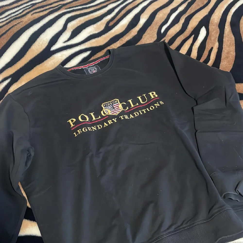 En polo club tröja i svart färg. Skön och värmer bra nu till vintern. Skick 9/10 . Tröjor & Koftor.