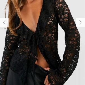 Spets blus - Så fin ifrån boohoo men den är alldeles för liten. Passar en S ❤️helt oanvänd med prislappen på 