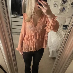 Blus - Säljer denna super fina blus som inte kommer till användning längre💕 