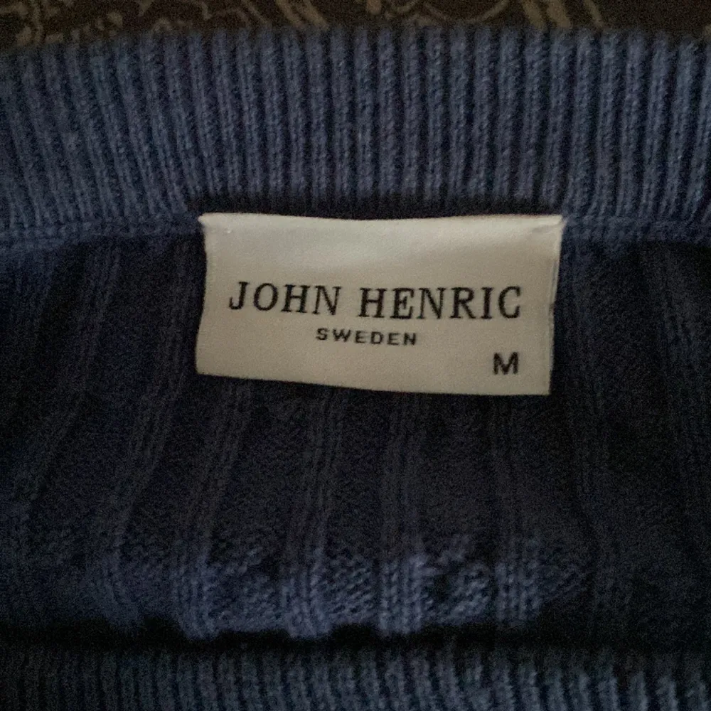 En snygg tröja från John Henric, inköpt för 895 säljer för endast 349! Använd fåtal gånger och i skick 10/10 den ser lite skrynklig ut på botten för att den är smalare där, så den inte blir baggy! Passar 180-190, 100% Cotton!. Hoodies.