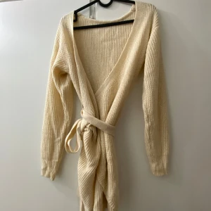 Klänning/cardigan - Klänning/cardigan man kan styla den som man vill. Inga defekter. 