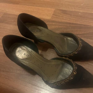 Spetsiga klackar - Skutsnygga spetsiga låga klackar. Endast använda en gång på balen. Väldigt bekväma:) köparen står för frakten 
