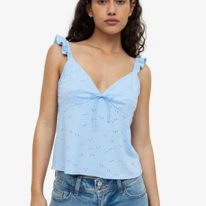 Ljusblå trikottopp - Ljusblå topp från H&M i trikot med öppen rygg. Använd 1 gång och i bra skick. 