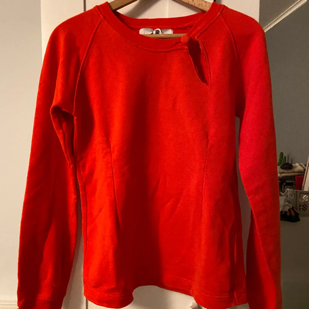 Röd sweatshirt med detalj i fram. Köpt på Sellpy!! Skriv för fler frågor eller funderingar:). Tröjor & Koftor.