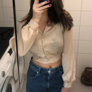 beige topp med knappar XS - Beige rosa satintopp i storlek XS från prettylittlething 🎀