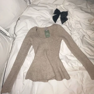 stickad tröja 🤍 - så fin stickad tröja, ej använd bara testad. Långa armar o utsvängd vid höften🎀 går ner i pris vid snabb affär!