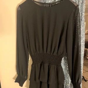 Svart klänning - Svart klänning från Gina i storlek 36. Fint skick, säljer för 150 eller bud.