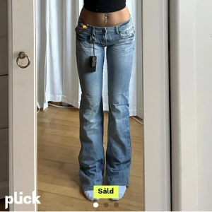 Low waist bootcut - Säljer då de var lite för lågmidjade, köpte på plick men säljer vidare 💗  Innerben: 87 cm midja rätt över: ca 42 endast testade 💗mindre i storleken 