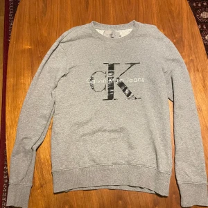 Calvin Klein sweatshirt (XS)  - Halloj! Säljer min Calvin Klein sweatshirt i storlek XS pga har växt ur den.  Den är använd men fortfarande i bra skick! 