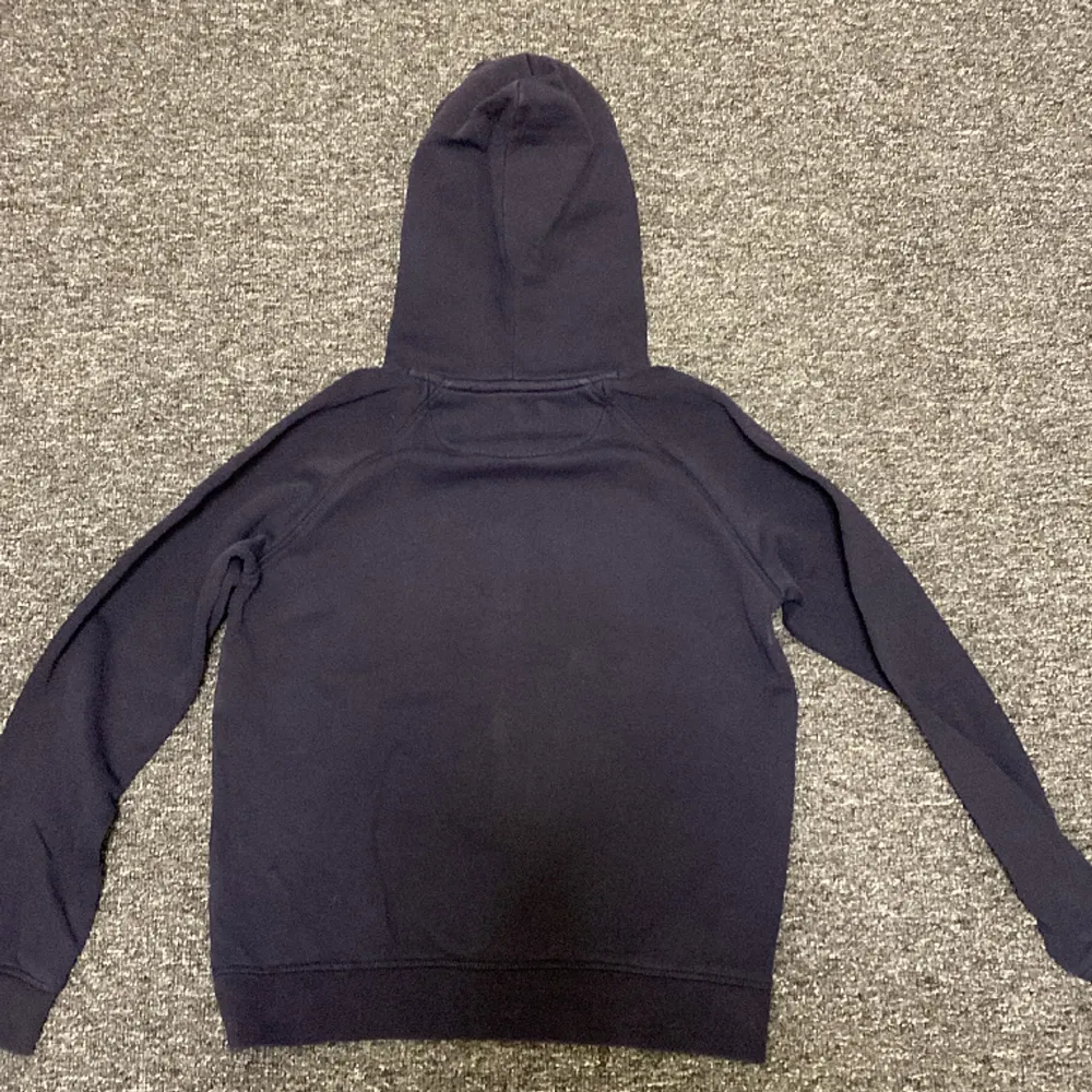 Säljer min gant hoodie då den inte passar mig längre, och den är i 9,9/10 skick. Den är mörkblå. Tröjor & Koftor.