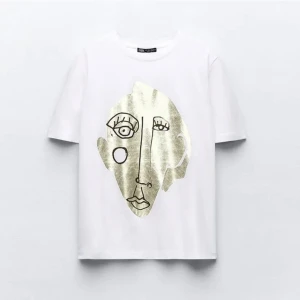 Zara t shirt med tryck - Säljer denna t shirt från zara. Helt oanvänd! Passar inte riktigt min stil. Skriv vid intresse eller köp direkt !🥰