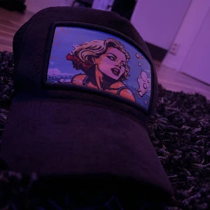 Revenite keps - Säljer en snygg svart velvetkeps från Revenite som inte kommer till användning längre. 