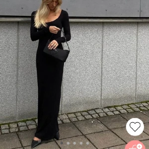Svart långklänning - Säljer denna svarta långklänning från Nelly i storlek xs. Fick hem den idag men den för för stor för mig och lång (152cm). 