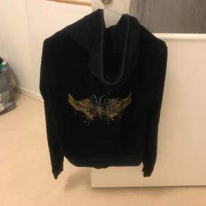 Svart mng tröja  - Svart y2k mng tracksuit tröja med vingar på ryggen. Bra skick.