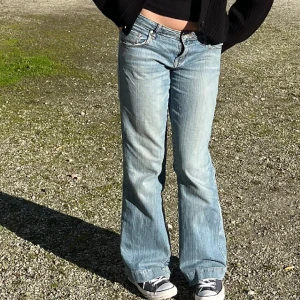 Lågmidjade jeans - Lågmidjade bootcut jeans strl 36. Sömmen där nere är uppsprättad som på andra bilderna, lite slitna längst ner men annars bra skick💕