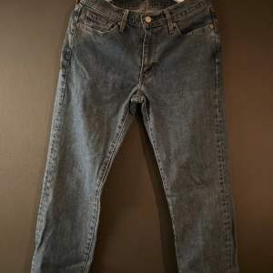 Mörkblåa Levis jeans 514.