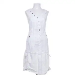 En cool vit klänning med många unika detaljer i linnetyg! Endast använd en gång och är därmed i nyskick. Storleken är XS men funkar även för S skulle jag säga⭐️