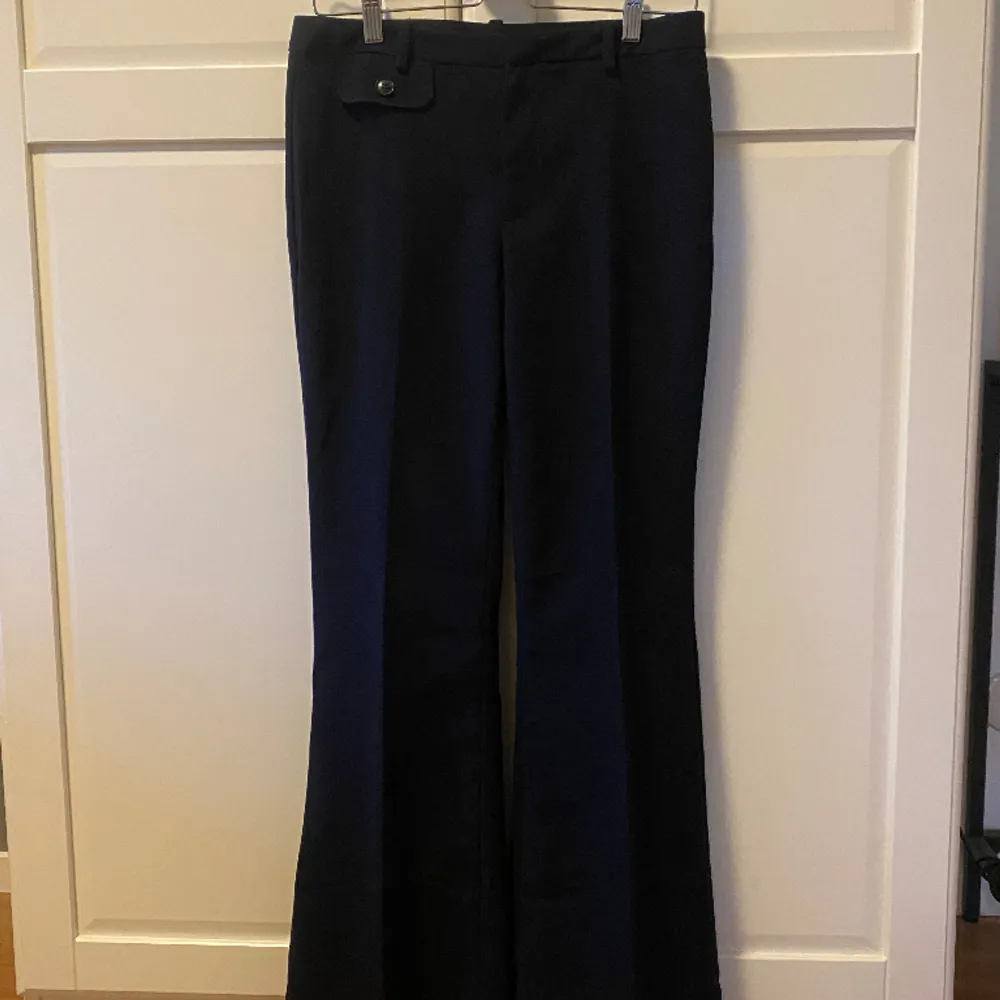 Marinblå kostymbyxor i ”flare modell” från Zara. Storlek M / 38, men passar även S. Medelhög midja men går att ha low waist också. Jätte fint skick, som nya. . Jeans & Byxor.