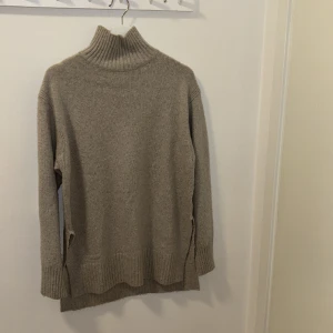 Stickad tröja  - Jätte fin stickad tröja från HM. Lite använd därmed lite nopprig på mage och lite ärmar. 