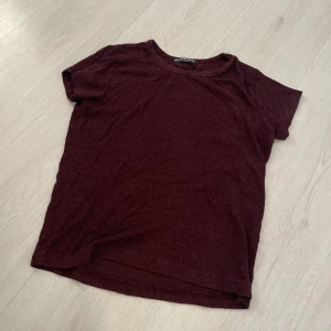 Brandy Melville tröja - Vinröd tröja från Brandy Melville, onesize men typ en S 🤍