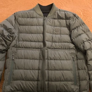 Kenzo jacka man  - Kenzo jacka (man) som är reversed. Man kan använda den ut och in. Så ena sidan är ljus blå o och andra mörkblå. Den är i storlek XXL men är som en XL-L. Inte använd så mycket. Originalpris: 5500kr. Pris kan diskuteras 