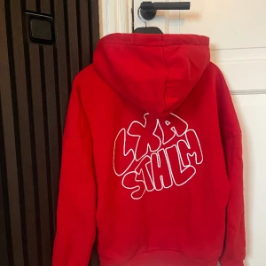 Lxa hoodie röd  - Användst endast en gång. Super fin och mysig hoodie som tyvärr inte kommer till användning!