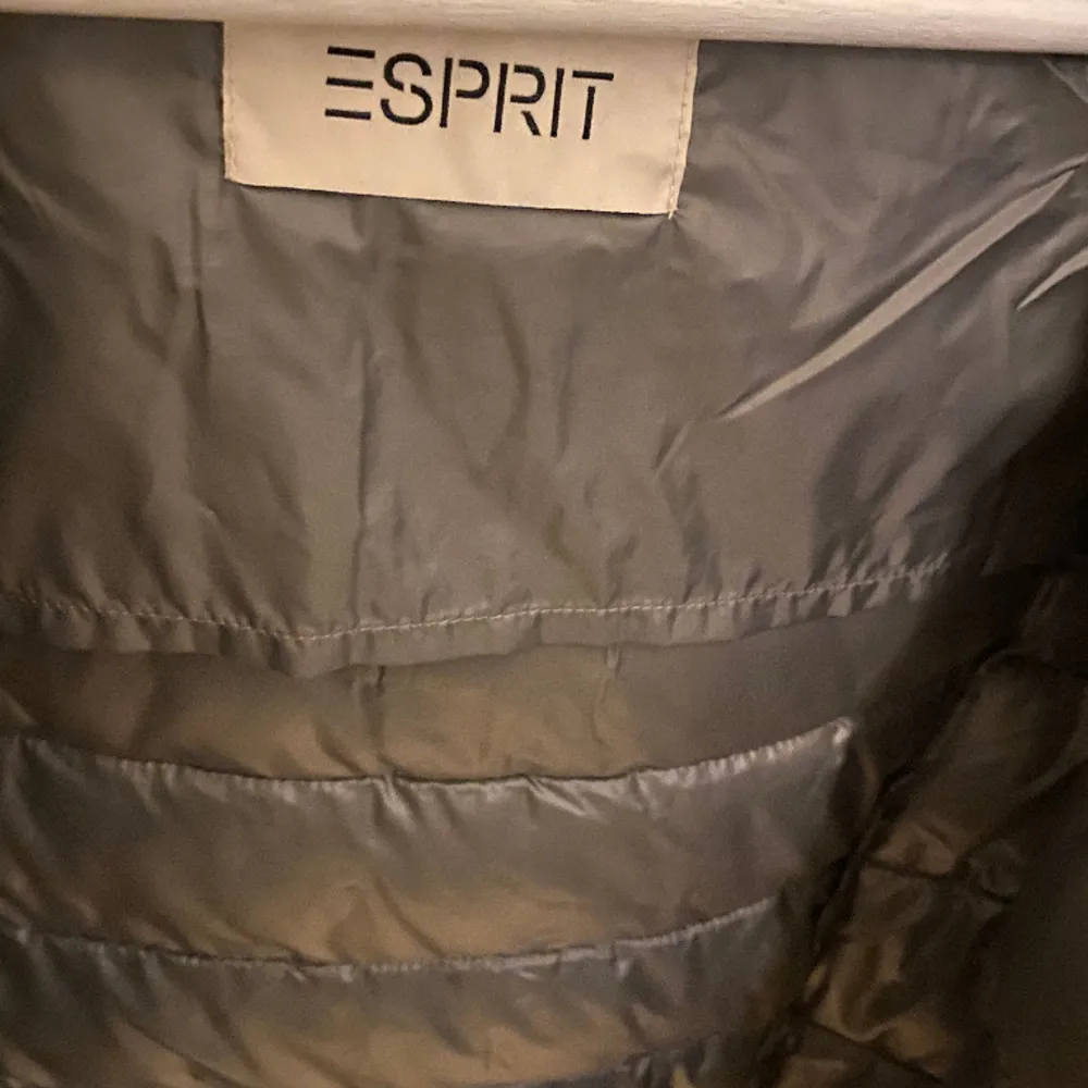Säljer min nya vinterjacka från esprit. Mycket fint skick då den endast är använd en gång. Är tyvärr för stor och säljer därför. Kom privat för mer bilder! 🩷. Takit.