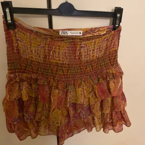 Zara kjol - Säljer en jättefin zara kjol köpt för 400 kr. Har ett litet hål på vänster sida av kjolen men det märks inte av. Jätte bra skick! Kom privat för mer bilder💕