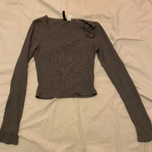 Tröja - En lite kort långärmad tröja säljer för den är för liten