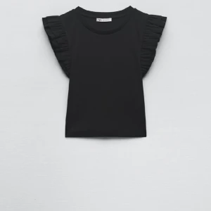 Zara topp - Säljer nu min zara topp som inte kommer till användning då jag inte känner att det är min stil! Köpte den förra vintern och den är knappt använd! Pris kan diskuteras och fler bilder kan skickas vid intresse❤️❤️ super fin till julafton eller kanske nyår.😘