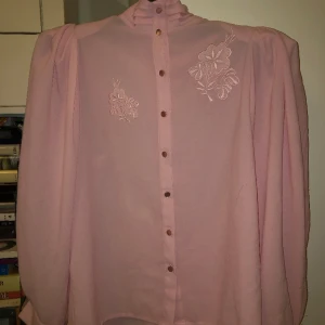 Rosa Vintage blus - Strl 38 men den är oversized som fan så passar även en xl/l