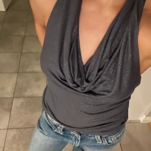 Festtopp - Mörkgrå/marinblå glittrig topp. 