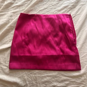 Kjol med shorts i - Super super fin kjol med shorts i som aldrig är använda. Storlek 32