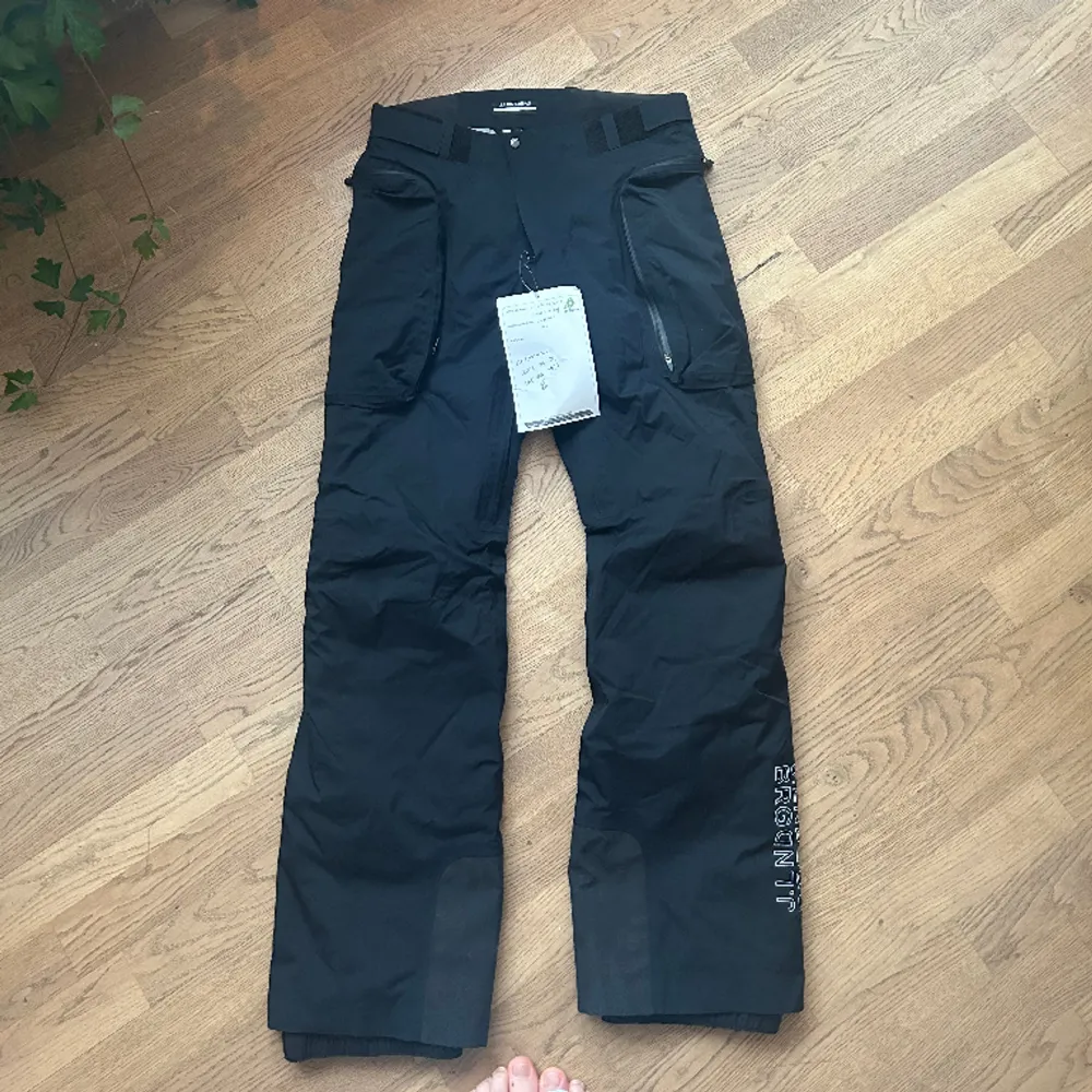 Svarta skidbyxor i storlek m dam från J.Lindeberg. Oanvända med lappen kvar som satts på i butiken 🥰. Jeans & Byxor.