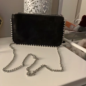 Väska  - Säljer denna väska från zara! Bra skick! Har flera fack inuti!🤍