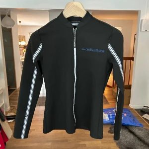 J.Lindeberg midlayer - En midlayer/träningströja från J.Lindeberg i oanvänt skick. Nypris ca 1500 kr. Perfekt skick! J.Lindebeg loggan syns bäst hur den ser ut på sista bilden 🥰