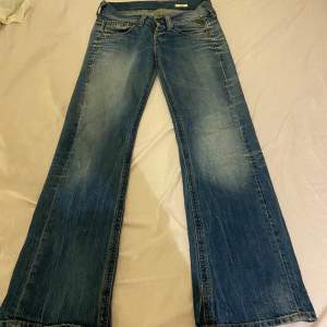 Lågmidjade replay jeans   Midjemått: 36 cm Innebenslängd: 78 cm