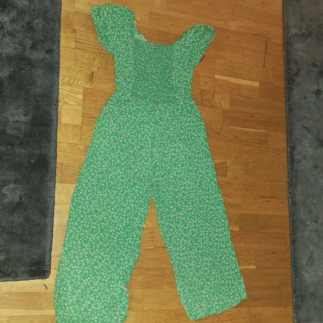 Grön byx-tröja med vita blommor - 90