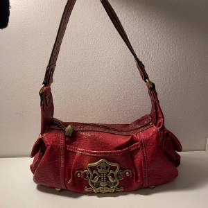 Skitsnygg vintage Kathy Van Zeeland väska! Så fin djup röd färg och perfekt storlek som handväska. Skriv för bilder inuti🥰 30x17 cm