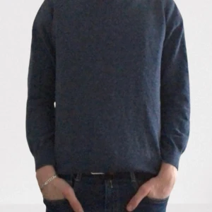 Oscar Jacobsson sweatshirt - Tja! Säljer en snygg sweatshirt från Oscar Jacobsson i storleken M. Tröjan är i bra skick och nypriset ligger på ca 1200kr