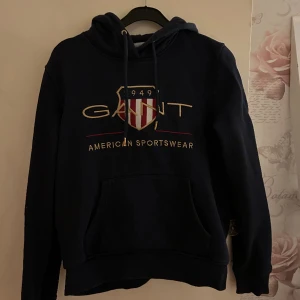 Gant hoodie - En fin Gant hoodie utan defekter! Använd fåtal gånger när den var nyköpt💞