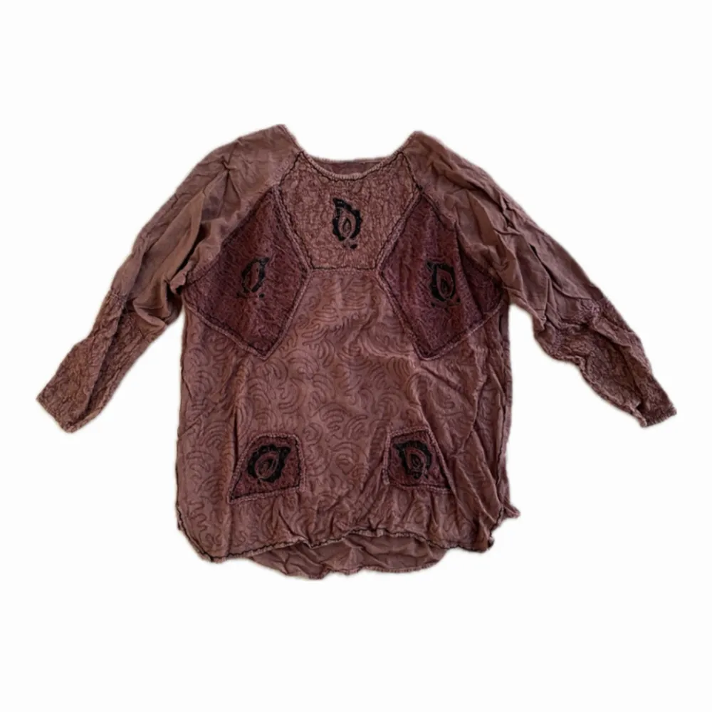En brun bohemisk tröja jag köpte på urkult ett år. Finns ingen lapp kvar så vet varken storlek eller märke men skulle bog säga att den är medium. Fint skick⭐️. Tröjor & Koftor.
