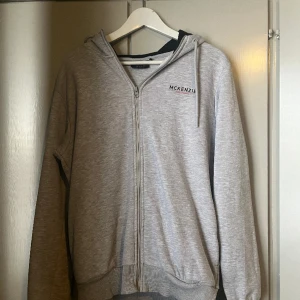 Mckenzie dress  - Säljer en Mckenzie dress i storlek m. Den är i nyskick och är använd ett fåtal gånger 